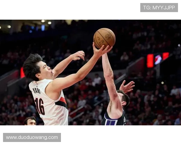 杨瀚森双塔爆发却遭头部冲击